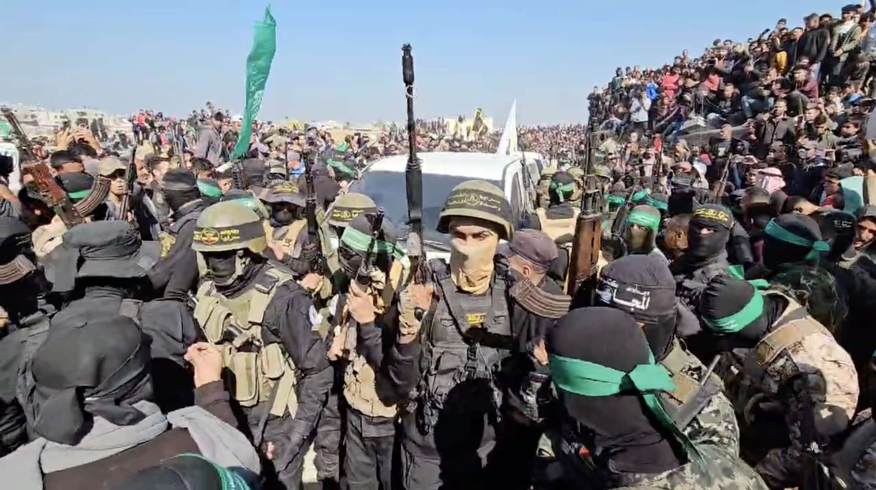 «القسام» تفرج عن 3 مجندات و5 تايلانديين.. وأحد «أبطال نفق الحرية» بين الأسرى الفلسطينيين المحررين
